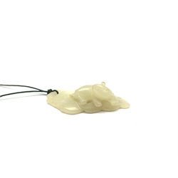 TO COLLECT - Chinese carved jade leaf shaped pendant detailed with a recumbent Cat, L6.5cm 