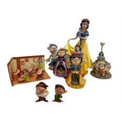 Snow White collectables including a large Disney 'Snow White Statement Figurine' H51cm, two Miss Mindy Showcase Collection musical figures and two dwarfs, lamp, pottery figure, Anniversary Collection figures in display etc