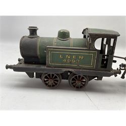 Bing O gauge clockwork 0-4-0 tank locomotive in green LNER livery No.4993 and two Hornby Meccano carriages