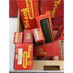 Tri-ang railways '00' gauge various incomplete sets, coaches and rolling stock etc in one box