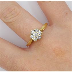18ct gold seven stone diamond daisy cluster ring, hallmarked, approximate total diamond weight 0.45 carat