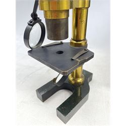 Black and lacquered brass microscope in mahogany box L28cm 
