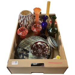 20th century glass, including decorative glass dishes and vases, etc in one box
