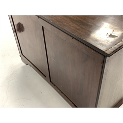  Georgian design mahogany serpentine front chest of four graduating drawers enclosed by canted fluted corners, the top drawer fitted with baize covered slide revealing storage compartments, raised on bracket feet with recessed castors, W106cm, H82cm, D61cm  