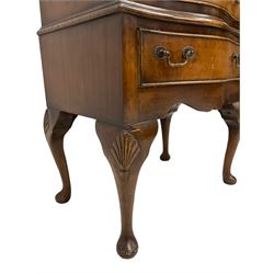 Georgian design mahogany dwarf or bedside serpentine chest, fitted with four cock-beaded drawers flanked by fluted canted uprights, raised on cabriole supports