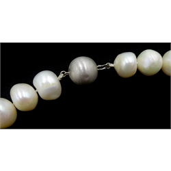 Single strand cultured pearl necklace, with 9ct gold clasp stamped 375