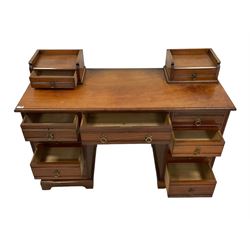 Edwardian walnut twin pedestal desk, two trinket drawers atop the rectangular top with moulded edge, fitted with central frieze drawer flanked by four graduating rawers to each side, carved with reeded detail, on ceramic castors