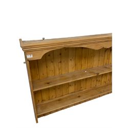 Pine plate rack, the projecting cornice over two heights 