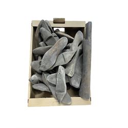 Quantity of cobblers wooden shoe lasts in one box
