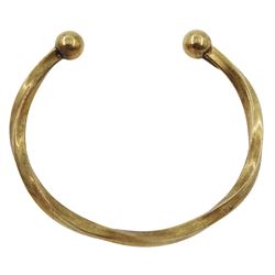 Gold twist bangle stamped 9Kt, approx 7.6gm