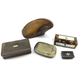 Small tortoiseshell and mother of pearl box containing two miniature clay pipes L7cm, horn snuff box, snuff mull and two other snuff boxes 