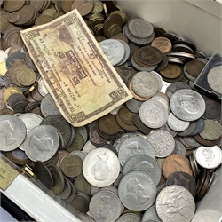 Quantity of Great British and World coins including pre-decimal coinage etc, in a vintage cash box