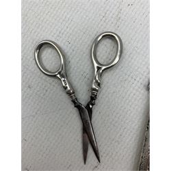 Embossed silver chatelaine case Birmingham 1902 and a pair of silver handled scissors (2) 