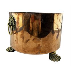 19th century copper circular jardiniere with metal liner, lion mask ring handles and paw feet D26cm