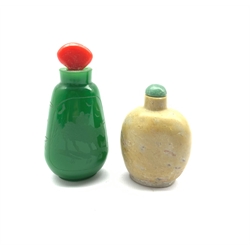 Chinese green hardstone snuff bottle, together with a green glass scent bottle of tapering form, etched decoration and red stopper, H10cm (2)