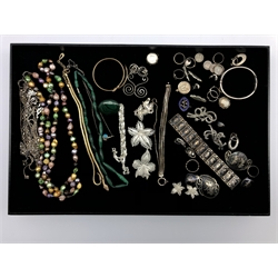 Silver brooches, necklaces, rings and bracelets, Siam silver jewellery, all stamped or hallmarked, malachite bead necklace and brooch, pearl necklace and other costume jewellery 