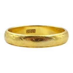 Gold wedding band, stamped 22ct, approx 4.5gm
