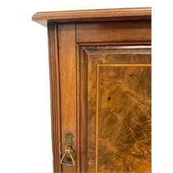 Edwardian walnut pot cupboard, the single door with figured panel with satinwood and ebony stringing, enclosing single shelf, reeded uprights, raised on bracket feet
