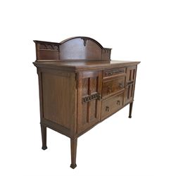 20th century oak sideboard, the raised back over three graduated drawers, flanked by two cupboards, raised on square tapering supports with stepped feet 