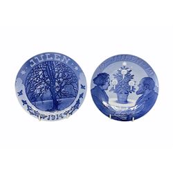 Two Royal Copenhagen Christmas plates dated 1912, numbered135 and 1914, numbered 5548 D18cm (2)