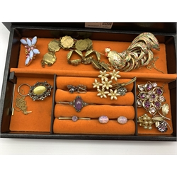 9ct gold necklace (broken) approx 2.4gm, two 8ct gold links 1.9gm, gilt metal Cockerel necklace, white metal marcasite and quartz bar brooch, pair of simulated opal earrings, simulated pear necklace, dress brooches and other jewellery in black leather jewellery box