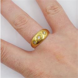 Early 20th century 18ct gold gypsy set three stone old cut diamond ring, London 1916