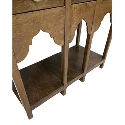 Oak dresser, the projecting cornice over two height plate rack over three drawers and pot board base