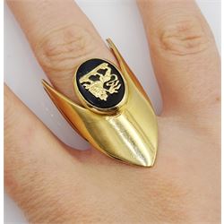 Early-mid 20th century gold shield design ring, the oval black onyx central panel with applied lion emblem