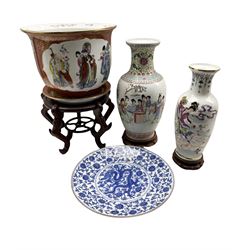 Modern oriental jardiniere and stand, two Chinese vases and a blue and white plate