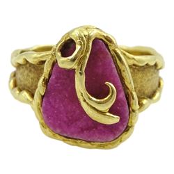 18ct gold single stone pink druzy ring, with leaf design overlay and a matching 18ct gold pendant
