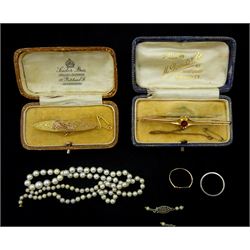 Early 20th century gold garnet brooch, signet ring and gold bar brooch, all 9ct, platinum wedding band and a cultured pearl necklace
