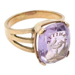 Early 20th century 9ct rose gold lavender amethyst intaglio ring depicting two birds and engraved 'L'Amitie' (The Friendship)