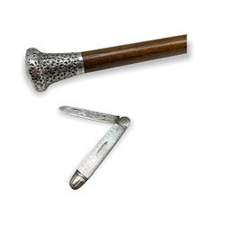 George V walking cane with silver pommel, together with a late Victorian mother of pearl and silver fruit knife (2)