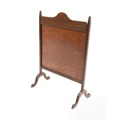20th century Sheraton design mahogany fire screen, shell and chequered inlay over panel with pleated silk cover, raised on four splayed supports W58cm