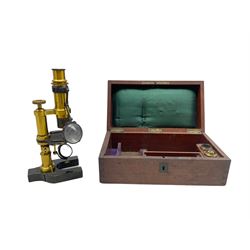 Black and lacquered brass microscope in mahogany box L28cm 
