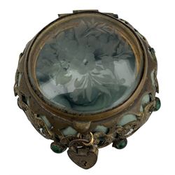 19th century French and brass mother-of-pearl purse, carved with two figures in a landscape, 19th century gilt metal thimble case in the form of a casket, of openwork form with silk lining, etched glass cover and small 9ct gold padlock clasp, H5cm, with brass thimble and novelty brass cat charm. Provenance: From the Estate of the late Dowager Lady St Oswald