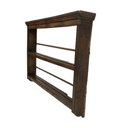 George III oak two-tier plate rack, projecting cornice with reeded uprights