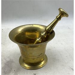 18th century bronze skillet, the handle cast Warner, L39cm, 19th century pestle and mortar and brass kettle on stand (3)