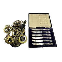 Cased set of six silver handled dessert knives and various horse brasses 