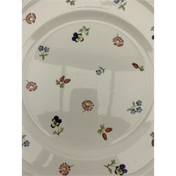 Villeroy & Boch Petite Fleur pattern table service comprising eight dinner plates, six side plates, eight tea plates, six bowls, serving jug, sugar bowl and oval dish