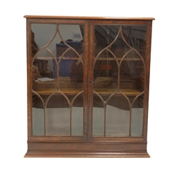 Georgian mahogany bookcase, with tracery glazed doors enclosing two adjustable shelves, W110cm, H122cm, D37cm