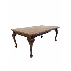 Early 20th century mahogany wind out extending dining table, the top with moulded edge raised on cabriole supports with castors, with two additional leaves and winding handle 180cm x 107cm, H74cm