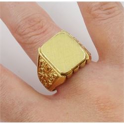 18ct gold signet ring, with engraved scrollwork shoulders, stamped 750