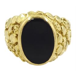 Gold black paste stone set signet ring, with textured shoulders, stamped 18ct