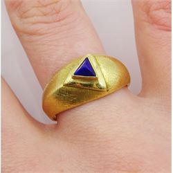 18ct textured gold single stone triangle cut lapis lazuli ring, stamped 750
