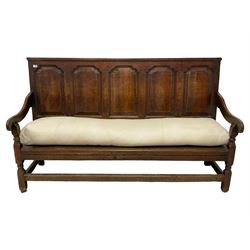 18th century oak settle, moulded cresting rail over five arched fielded back panels and downswept arms, raised on turned supports united by stretchers