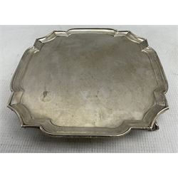 Square silver salver with moulded edge and claw and ball feet 20cm London 1928 Maker Edward Barnard & Sons Ltd 11.8oz