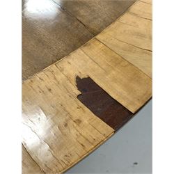 Regency crossbanded mahogany circular tilt top dining table on quartette splay supports