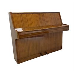 Kemble upright piano in lacquered mahogany case W130cm, H106cm, D50cm 