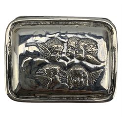 Edwardian small silver box, the cover embossed with angels heads L3.5cm Sheffield 1904 Maker Walker & Hall